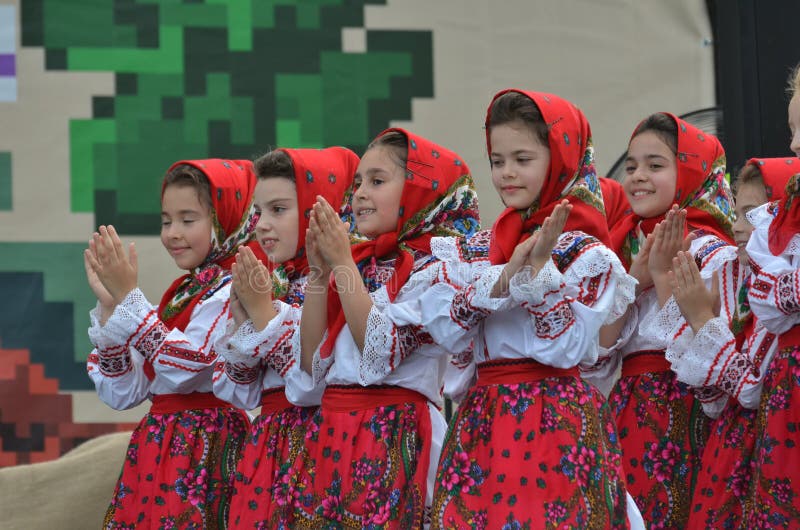 International Folklore Festival: Romanian girls singers.