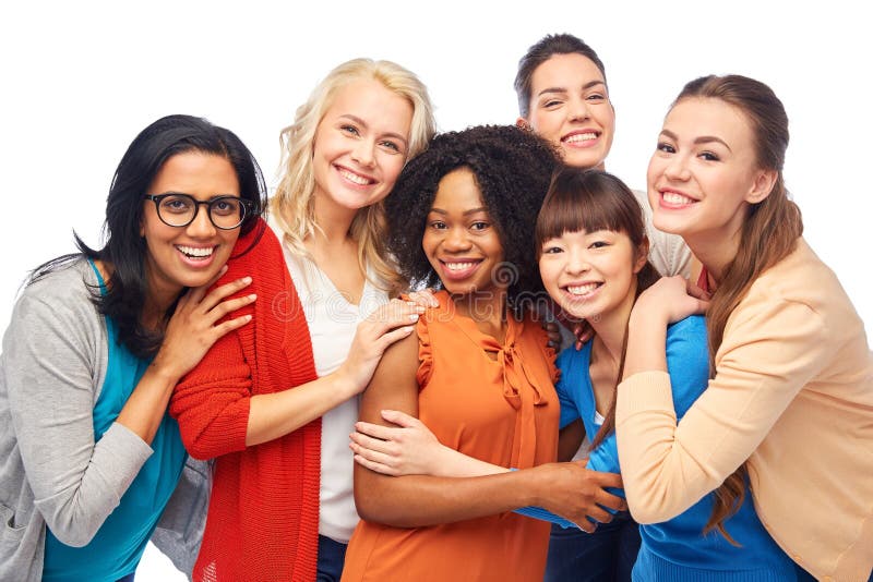 Internationale Gruppe des glücklichen Frauenumarmens stockfotografie