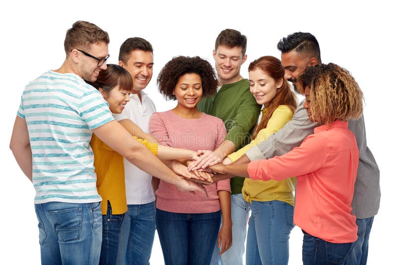 Internationale Gruppe Händchenhalten der glücklichen Menschen stockfotografie Internationale Gruppe Händchenhalten der glücklichen Menschen stockfotografie