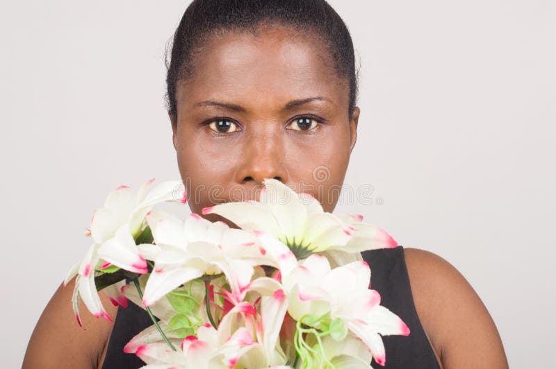 Internationale Vrouwen` s Dag, liefde, gift De gelukkige Bloemen van de Holding van de Vrouw stock afbeelding Internationale Vrouwen` s Dag, liefde, gift De gelukkige Bloemen van de Holding van de Vrouw stock afbeelding