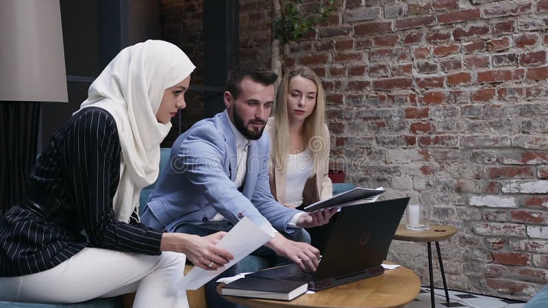 Internationale zakenmensen werken samen tijdens de vergadering op een speciaal kantoor, terwijl ze