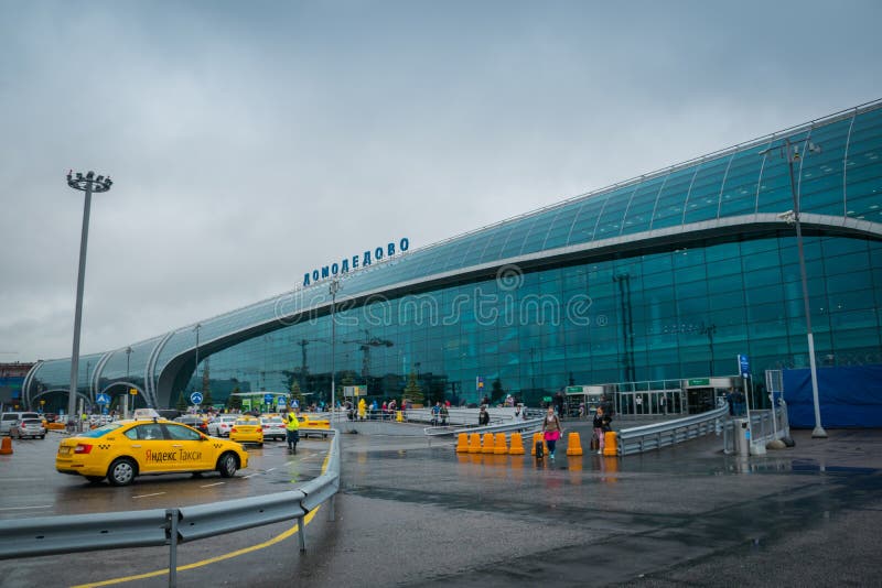 Internationales Domodedovo-Flughafengebäude am Regnen des Tages in Moskau, Russland