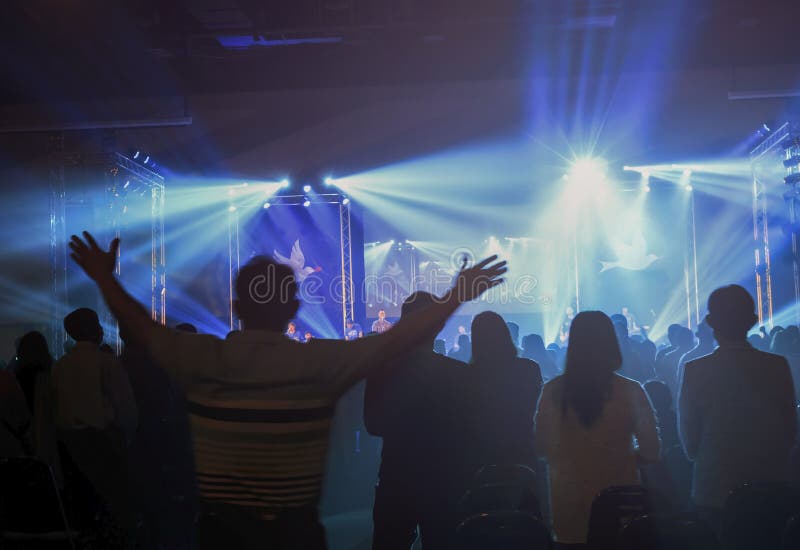Internationales menschliches solidaritäts-Tageskonzept: Unscharfer Christian Congregation Worship God zusammen in der Kirchenhall lizenzfreie stockfotos Internationales menschliches solidaritäts-Tageskonzept: Unscharfer Christian Congregation Worship God zusammen in der Kirchenhall lizenzfreie stockfotos