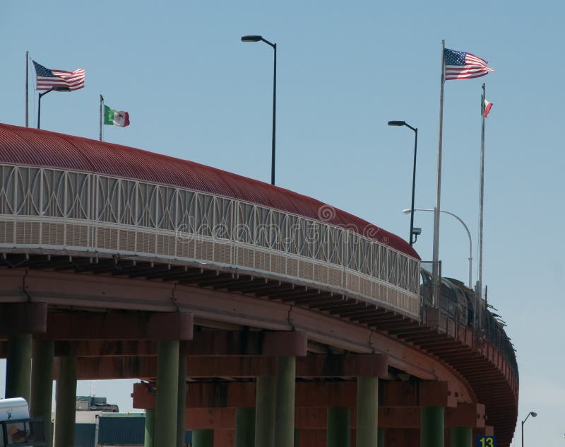 Internationell gräns i El Paso Santa Fe Bridge flaggor royaltyfria bilder Internationell gräns i El Paso Santa Fe Bridge flaggor royaltyfria bilder