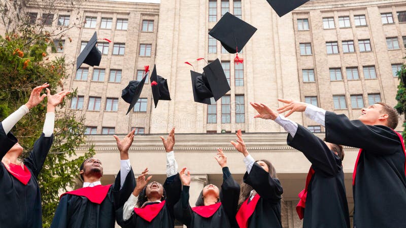 Internationella studentgrupper som kastar upp studentexamen royaltyfri fotografi