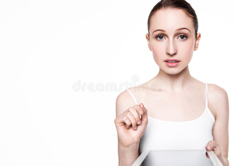 Internet bonito da consultação da mulher na tabuleta imagens de stock royalty free Internet bonito da consultação da mulher na tabuleta imagens de stock royalty free