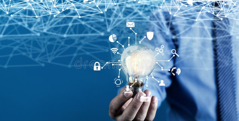 Rede de internet com lâmpada criativa. Conceito de tecnologia empresarial imagens de stock royalty free