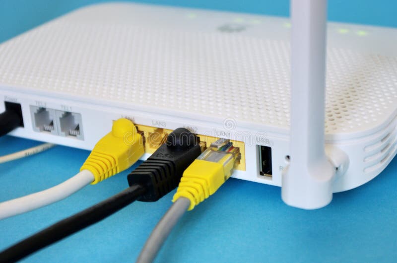 Internet de fibra óptica, Módem router concentrador de red . cable  conectado el router. Conexión a internet, datos, prueba de velocidad  concepto. cables ethernet conectado cerrar Fotografía de stock - Alamy