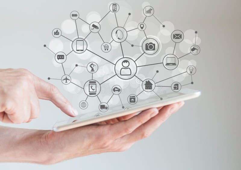 Internet del concepto de las cosas (IoT) con las manos masculinas que sostienen la tableta o el teléfono elegante grande fotos de archivo libres de regalías Internet del concepto de las cosas (IoT) con las manos masculinas que sostienen la tableta o el teléfono elegante grande fotos de archivo libres de regalías