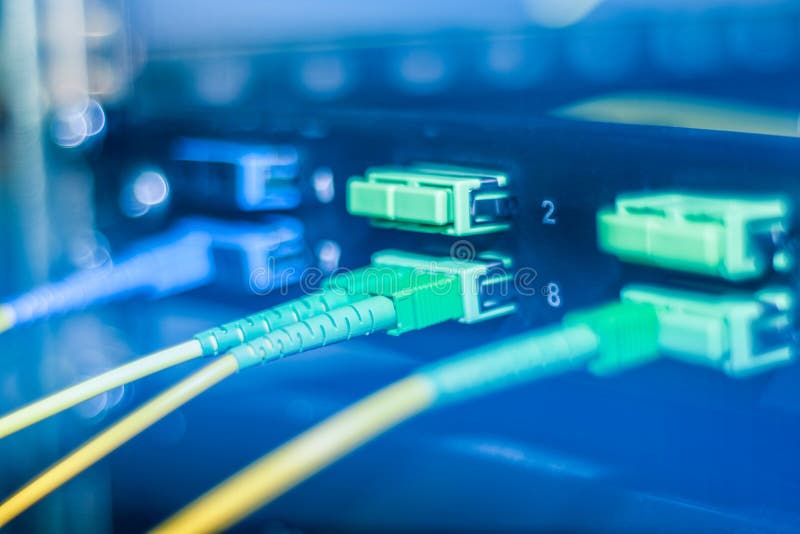 Internet della fibra ed il cavo ottici della rete si sono collegati in commutatore moderno fotografia stock libera da diritti Internet della fibra ed il cavo ottici della rete si sono collegati in commutatore moderno fotografia stock libera da diritti