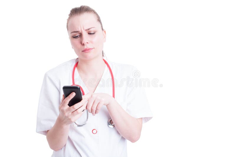 Internet di lettura rapida di medico della donna sul cellulare del telefono cellulare o smar fotografia stock libera da diritti Internet di lettura rapida di medico della donna sul cellulare del telefono cellulare o smar fotografia stock libera da diritti