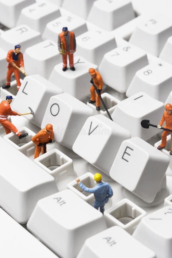 Skladom foto pracovníka figúrky, ktoré predstavujú okolo slovo láska je stanovená s výpočtových klávesov na klávesnici.
