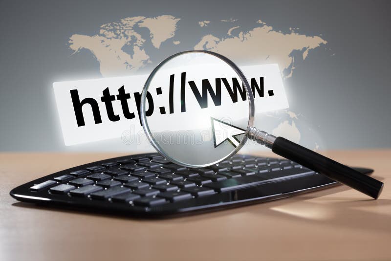 Zväčšovacie sklo na klávesnici počítača so adresu webovej stránky a kurzor šípka, vyhľadávanie na internete, marketingu a global communications koncept.