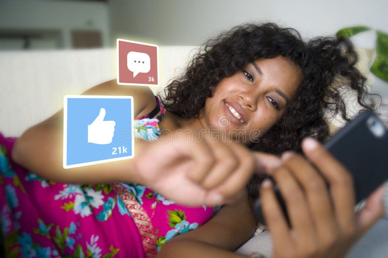 Internet social media app gosta e bate-papo comenta ícones compostos em jovem, bonita e feliz etnia latina africana foto de stock royalty free Internet social media app gosta e bate-papo comenta ícones compostos em jovem, bonita e feliz etnia latina africana foto de stock royalty free
