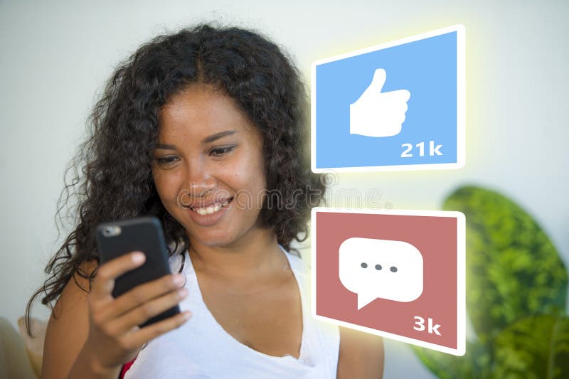 Internet social media app gosta e bate-papo comenta ícones compostos em jovem linda e feliz etnia hispânica em fotografia de stock Internet social media app gosta e bate-papo comenta ícones compostos em jovem linda e feliz etnia hispânica em fotografia de stock