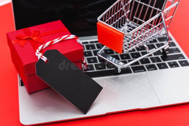 Internet在线购物营销、带空白黑标签的工作区顶部视图、礼盒和笔记本电脑购物