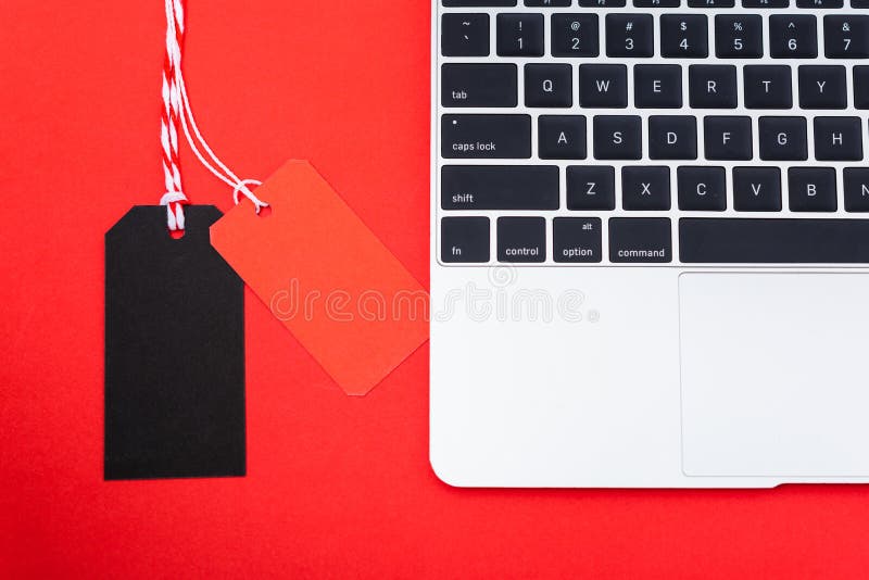 Internet在线购物营销，笔记本电脑附近工作区的顶部视图，带空白红色和黑色标签
