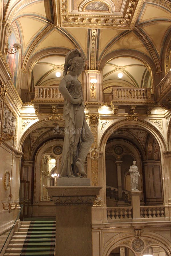 Interni classici di lusso del teatro dell'opera di Vienna fotografia stock libera da diritti Interni classici di lusso del teatro dell'opera di Vienna fotografia stock libera da diritti