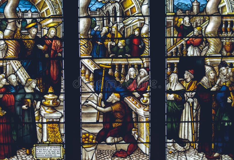 Interni della cattedrale di Lichfield - vetro macchiato Nave L fine su immagine stock Interni della cattedrale di Lichfield - vetro macchiato Nave L fine su immagine stock