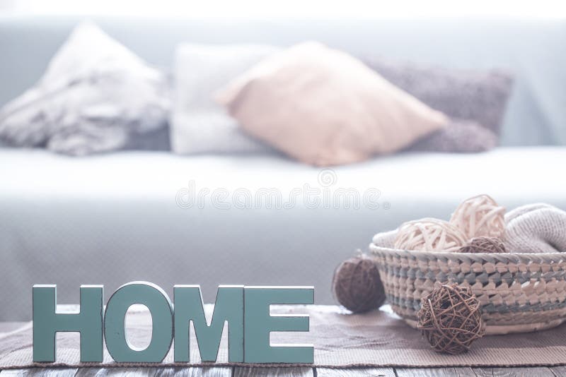 Interno accogliente domestico con la casa dell'iscrizione immagini stock libere da diritti Interno accogliente domestico con la casa dell'iscrizione immagini stock libere da diritti