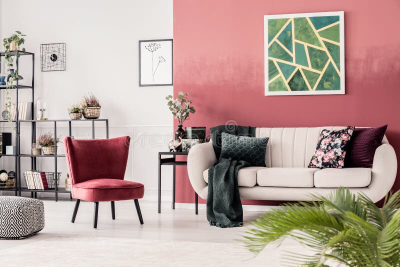 Interno accogliente rosso del salone immagini stock