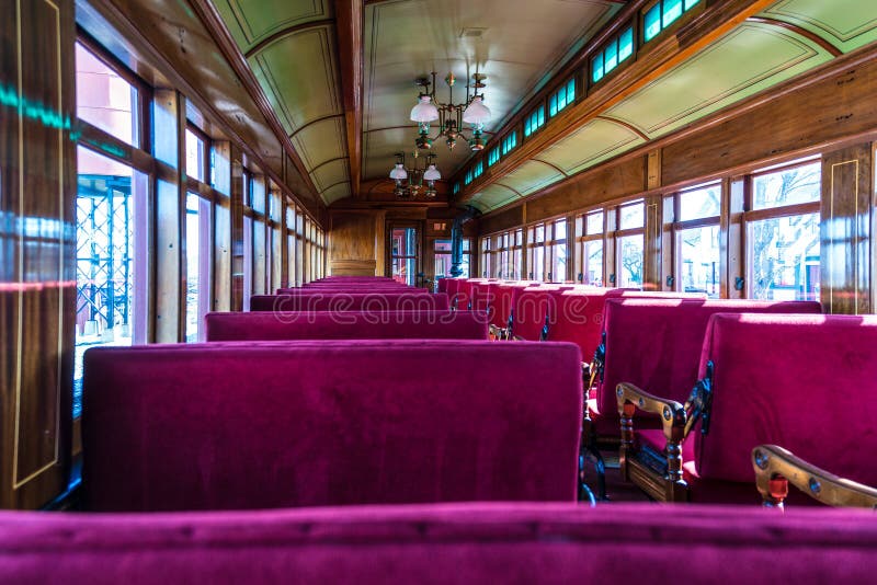 Interno antico della carrozza ferroviaria con i sedili rossi della feritoia fotografia stock Interno antico della carrozza ferroviaria con i sedili rossi della feritoia fotografia stock
