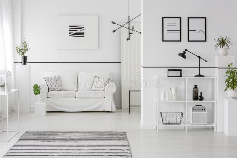 Interno bianco spazioso del salone fotografie stock