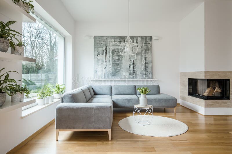 Interno bianco spazioso del salone con lo strato grigio fotografia stock libera da diritti
