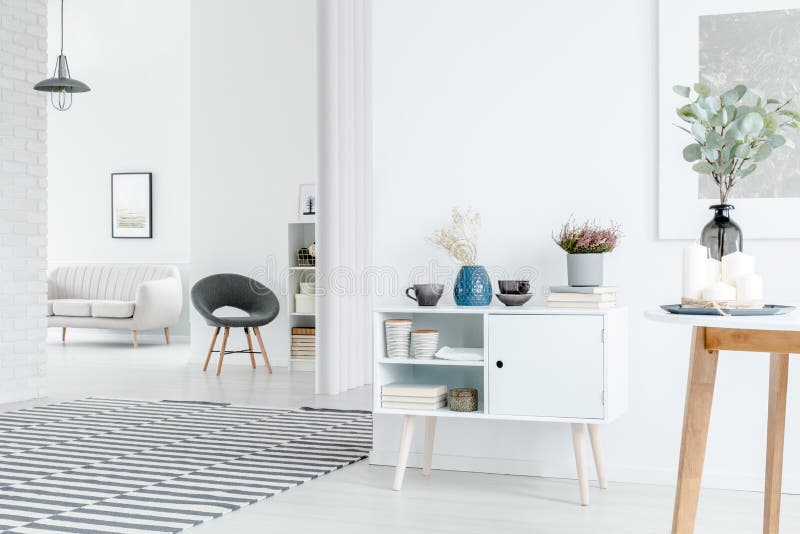 Interno bianco spazioso dell'appartamento immagini stock