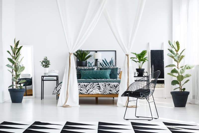 Interno bianco spazioso della camera da letto fotografie stock