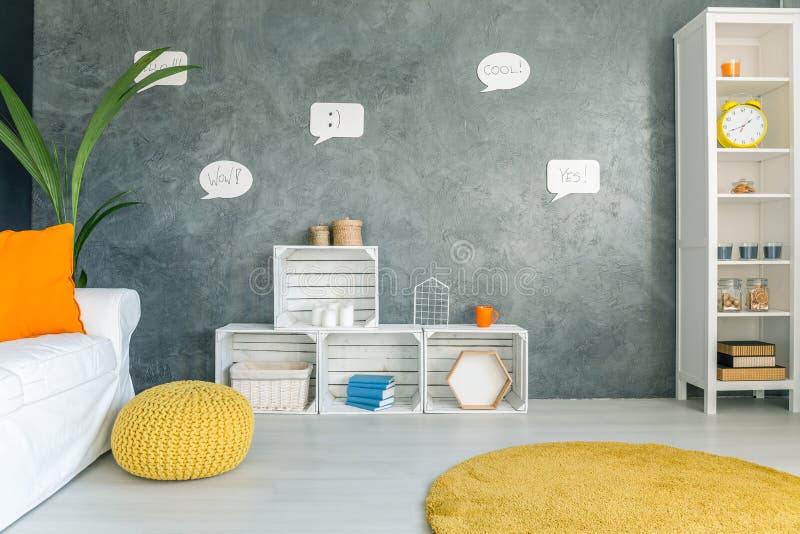 Interno con il sofà ed il cactus immagini stock libere da diritti Interno con il sofà ed il cactus immagini stock libere da diritti