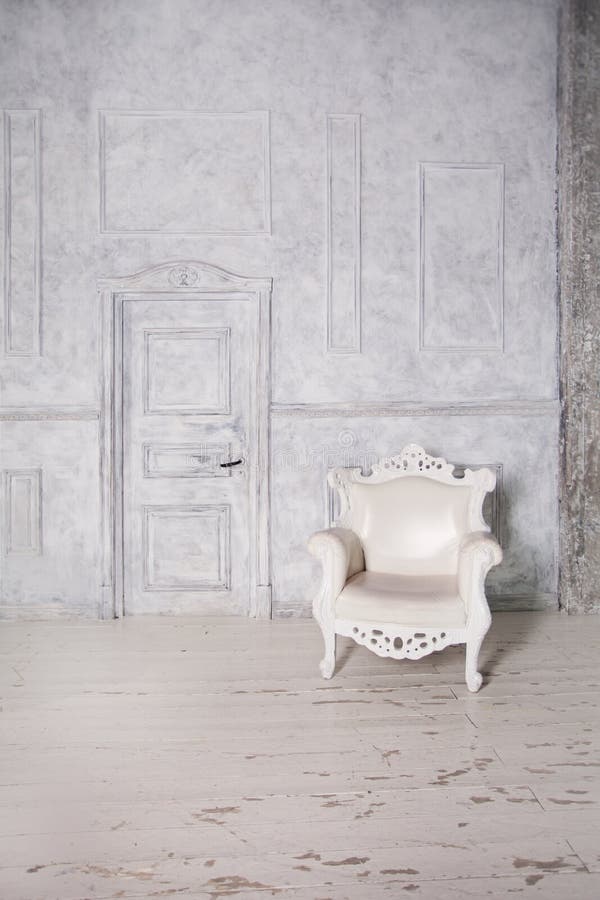 Interno d'annata con la poltrona, la parete e la porta retro immagine stock libera da diritti Interno d'annata con la poltrona, la parete e la porta retro immagine stock libera da diritti