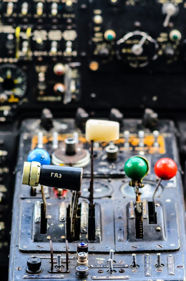 Interno d'annata della cabina di pilotaggio dell'aeroplano fotografia stock libera da diritti Interno d'annata della cabina di pilotaggio dell'aeroplano fotografia stock libera da diritti