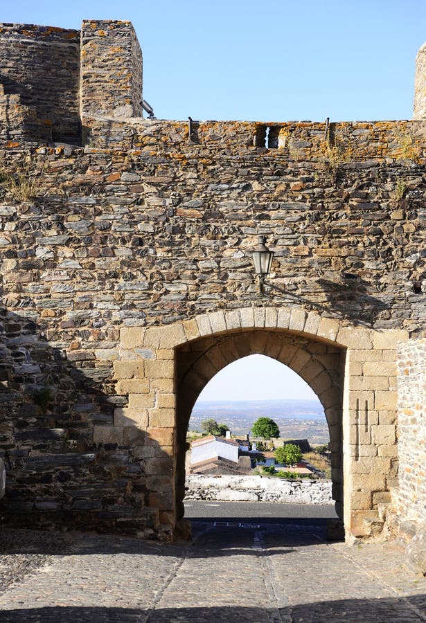 Interno del castello di Monsaraz, pareti e porta medievali, viaggio Portogallo fotografie stock Interno del castello di Monsaraz, pareti e porta medievali, viaggio Portogallo fotografie stock