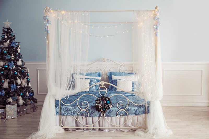 Interno del nuovo anno con il letto e l'albero di Natale De blu e bianco fotografie stock libere da diritti Interno del nuovo anno con il letto e l'albero di Natale De blu e bianco fotografie stock libere da diritti