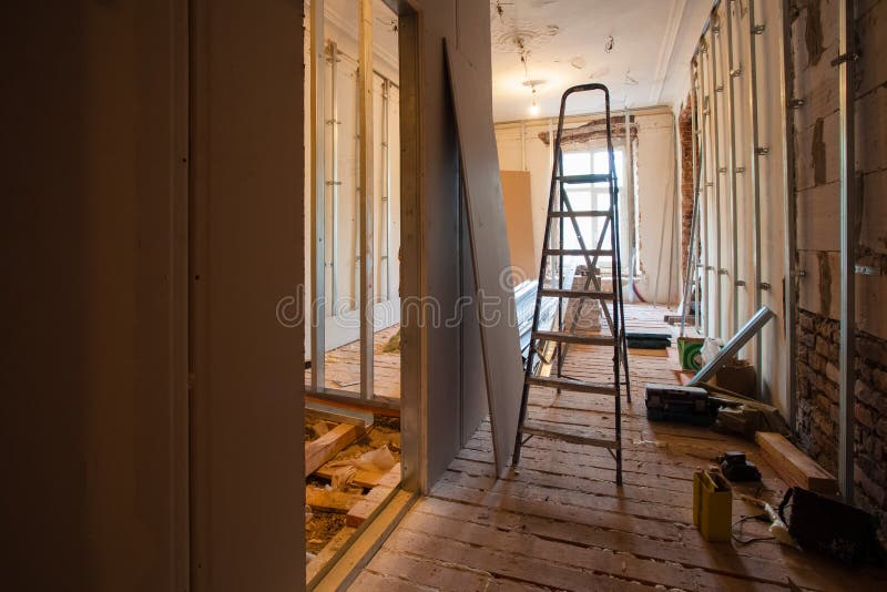 Interno dell'appartamento di aggiornamento con i materiali durante sul ritocco, rinnovamento, estensione, ripristino, ricostruzio