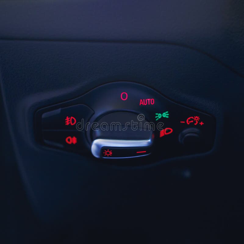 Interno dell'automobile con l'interruttore della luce La manopola leggera nell'automobile Manopola multifunzionale del interrutto fotografia stock Interno dell'automobile con l'interruttore della luce La manopola leggera nell'automobile Manopola multifunzionale del interrutto fotografia stock