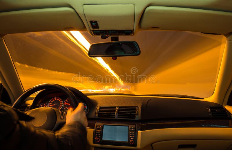 Interno dell'automobile sull'azionamento. fotografia stock Interno dell'automobile sull'azionamento. fotografia stock