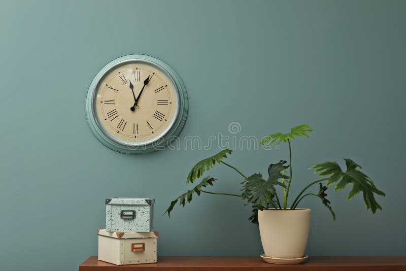 Interno dell'ufficio con la pianta da appartamento e l'orologio sulla parete fotografia stock Interno dell'ufficio con la pianta da appartamento e l'orologio sulla parete fotografia stock