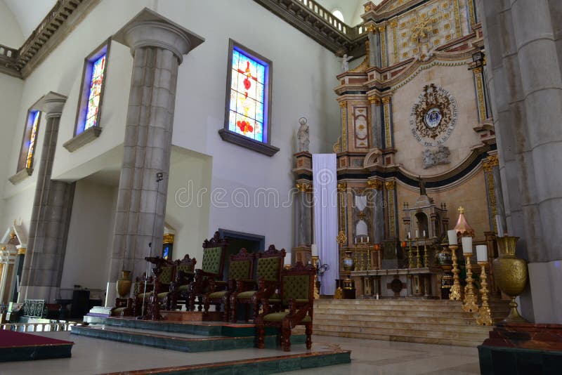 Interno della basilica della chiesa di Suyapa a Tegucigalpa, Honduras immagini stock libere da diritti Interno della basilica della chiesa di Suyapa a Tegucigalpa, Honduras immagini stock libere da diritti