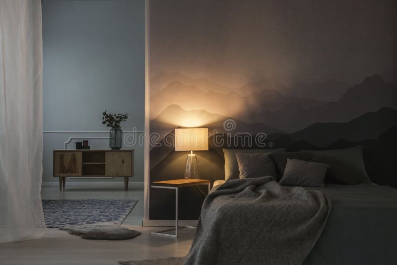 Interno della camera da letto alla notte fotografia stock