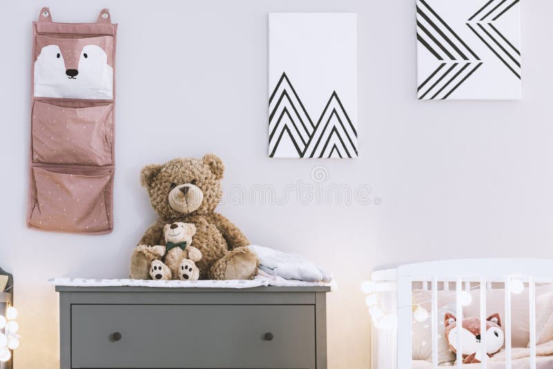 Interno della camera da letto dei bambini con mobilia ed i manifesti di legno eleganti sulla parete fotografia stock