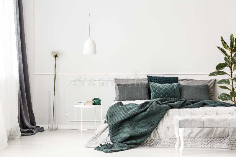Interno della camera da letto di verde smeraldo fotografia stock libera da diritti