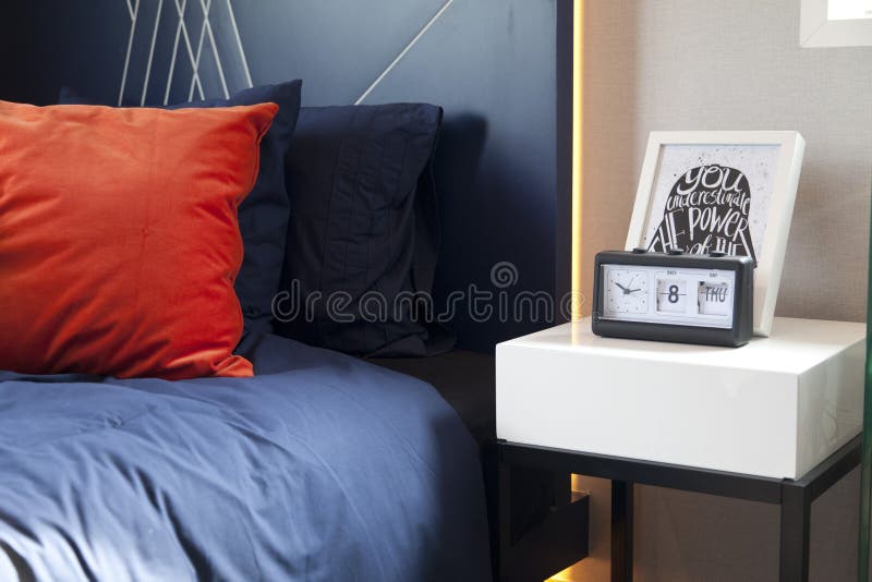 Interno della camera da letto nello stile rustico fotografia stock libera da diritti Interno della camera da letto nello stile rustico fotografia stock libera da diritti