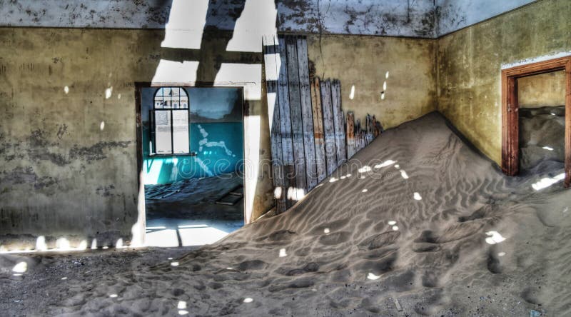 Interno della casa rovinata in città fantasma Kolmanskop fotografia stock Interno della casa rovinata in città fantasma Kolmanskop fotografia stock