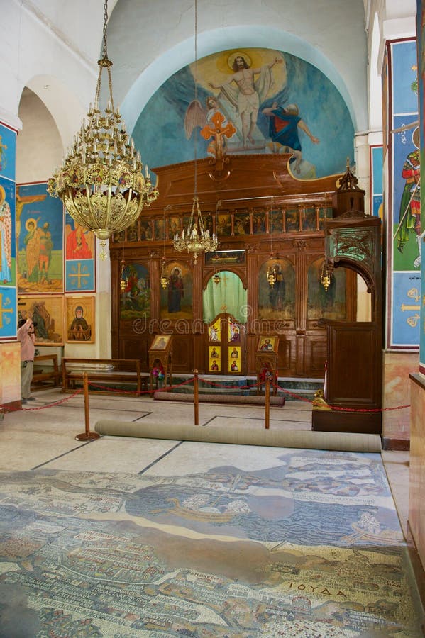 Interno della chiesa greco ortodossa di San Giorgio in Madaba, Giordania immagine stock Interno della chiesa greco ortodossa di San Giorgio in Madaba, Giordania immagine stock