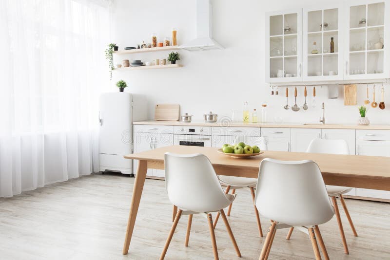 Interno Della Cucina Moderna. Tavole Da Pranzo in Legno Sedie Bianche E  Mobili Con Utensili Vuoti Immagine Stock - Immagine di vaso, presidenze:  218223975