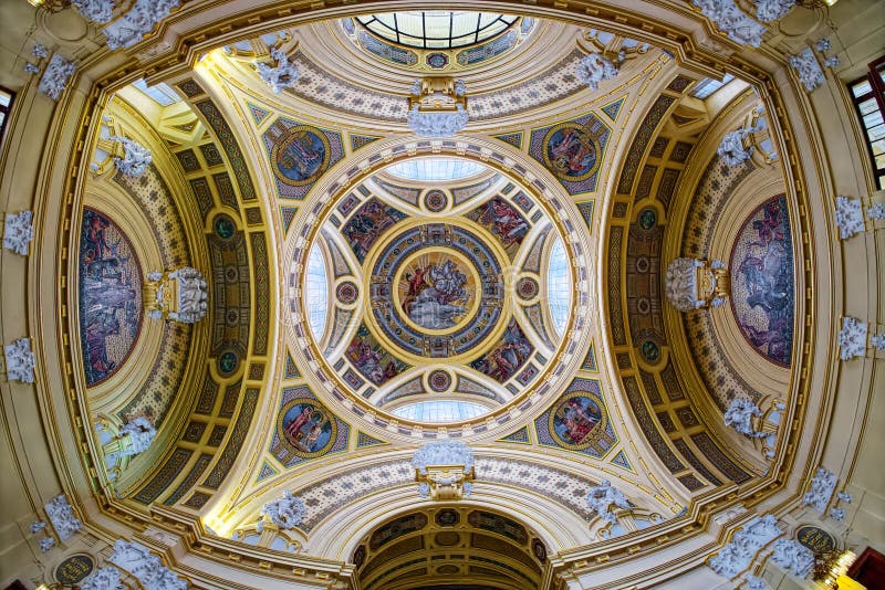 Interno della cupola del bagno termico di Szechenyi a Budapest, Ungheria immagini stock Interno della cupola del bagno termico di Szechenyi a Budapest, Ungheria immagini stock