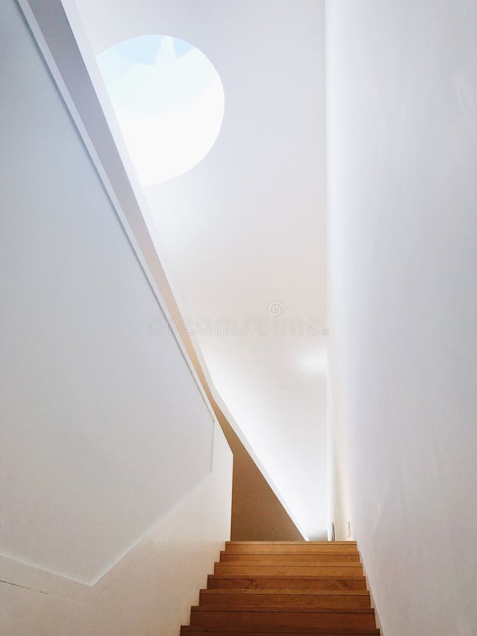 Interno di architettura. Interno entrante leggero di costruzione