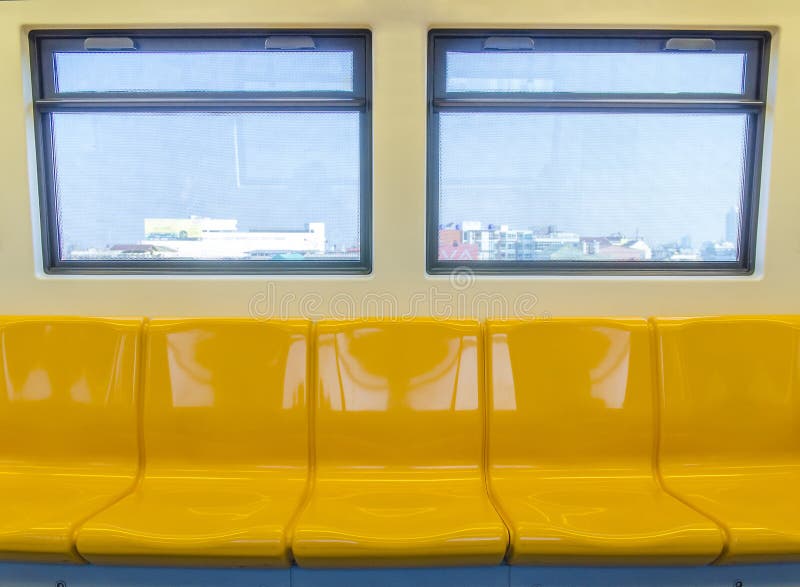 Interno di un'automobile di sottopassaggio moderna, sedile giallo del treno di alianti fotografia stock Interno di un'automobile di sottopassaggio moderna, sedile giallo del treno di alianti fotografia stock